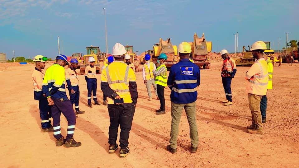 Briefing sécurité matinal sur plateforme minière